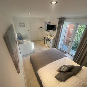 https://apt-modern-stylish-studio-flat-near-leigh-on-sea.cambridgehotelsuk.com